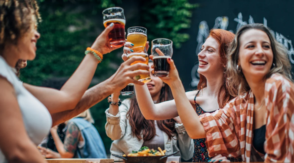 Thames River Sightseeing chicas drinks.png