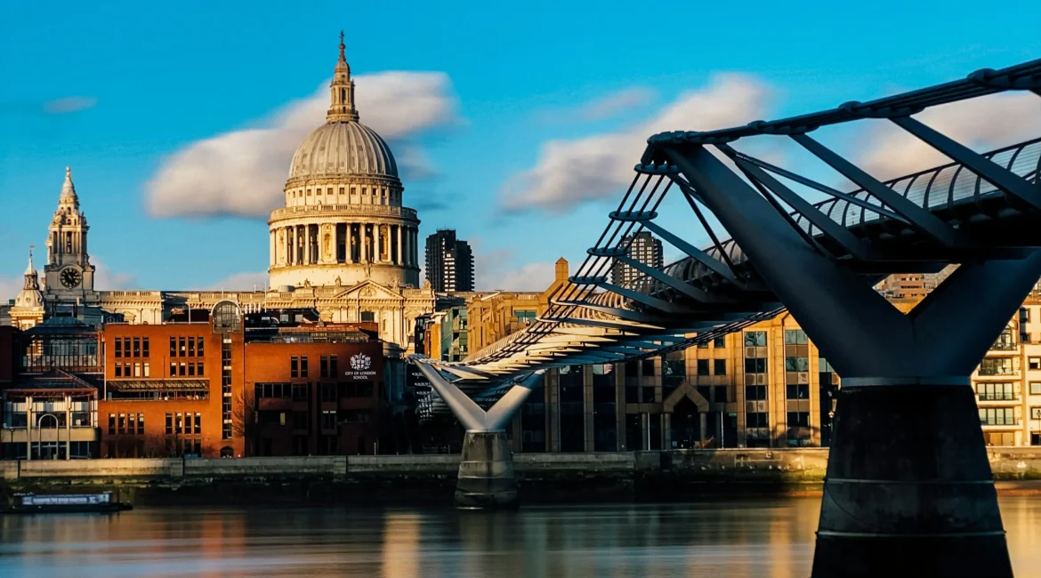 Thames River Sightseeing St Pauls Cathedral 02